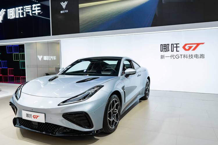 佛山11哪吒汽车在智能汽车领域的表现，领途汽车在新能源汽车市场中的影响力